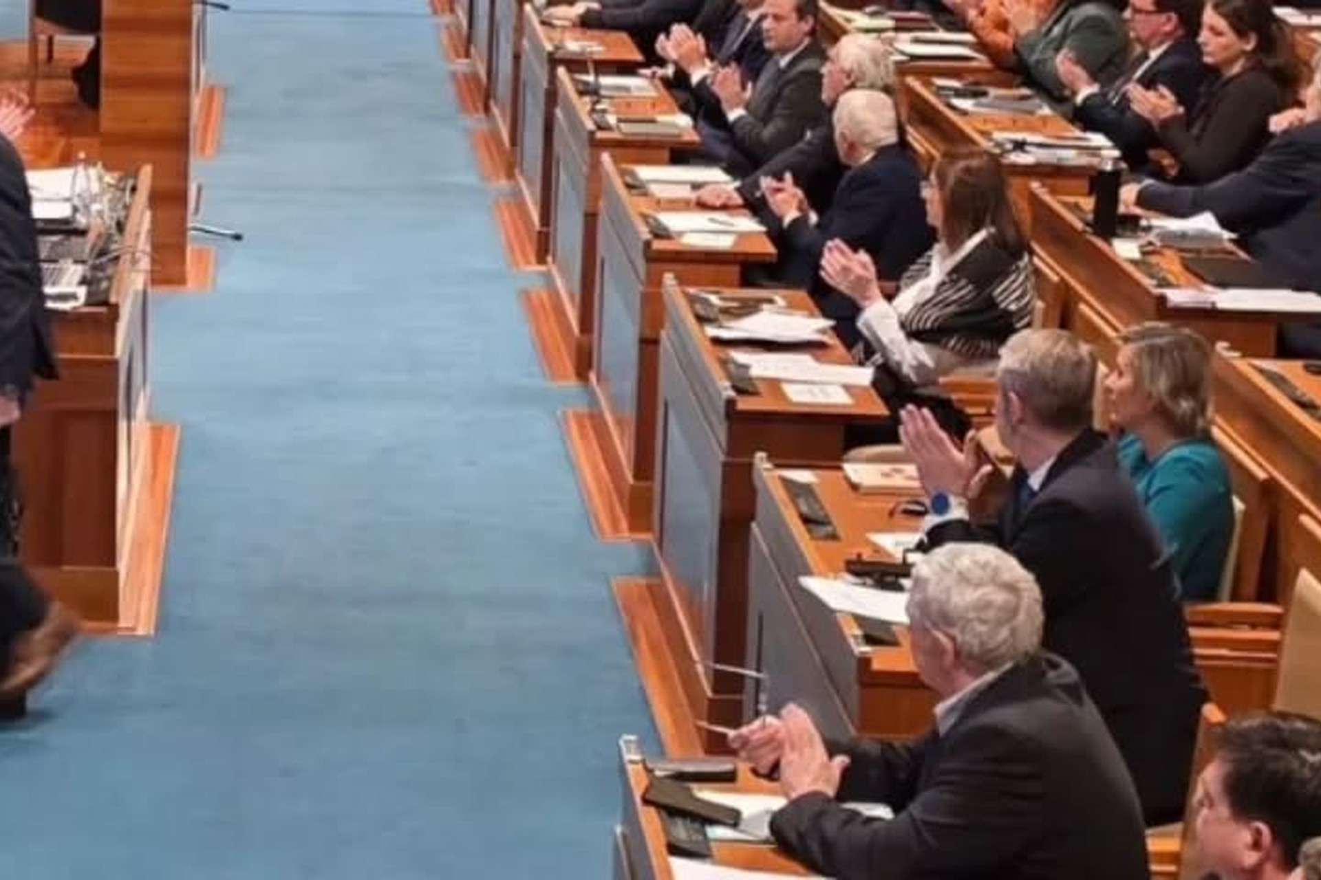 Сенатори Чеської Республіки аплодують під час публічних слухань щодо безпеки України у Сенаті, лютий 2026