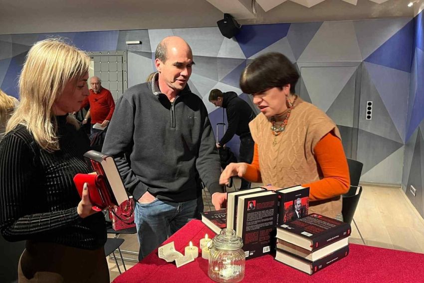 Олеся Ісаюк підписує примірники книги «Роман Шухевич. Життя легенди» для читачів після презентації в Празі, грудень 2025