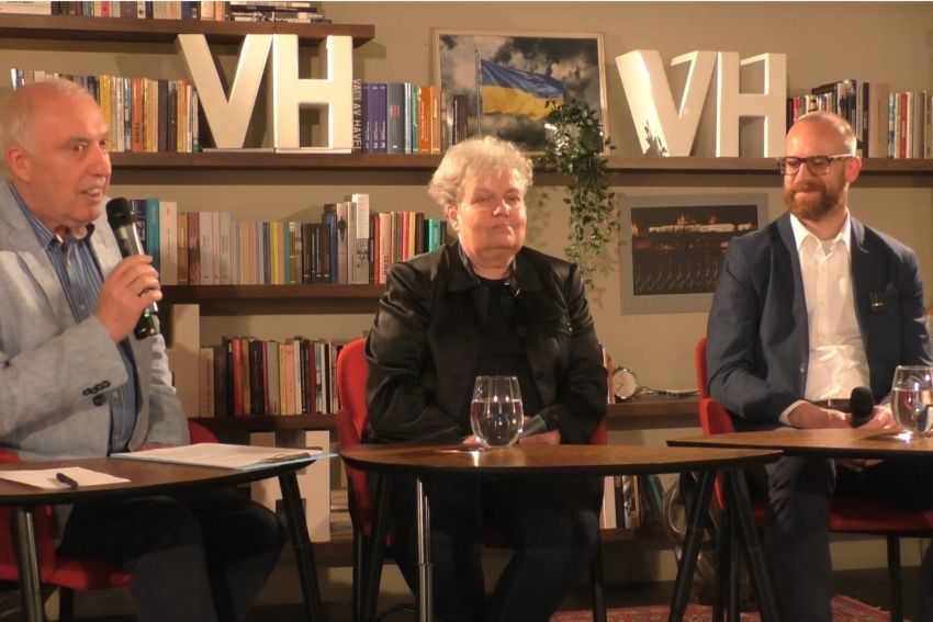 Дана Драбова (в центрі) та Ростислав Прокопюк (зліва) на дискусійному форумі «Україна як завдання» у Бібліотеці Вацлава Гавела в Празі, травень 2024