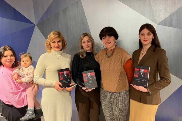 Олеся Ісаюк з учасницями презентації книги «Роман Шухевич. Життя легенди» у Празі та Їглаві, грудень 2025