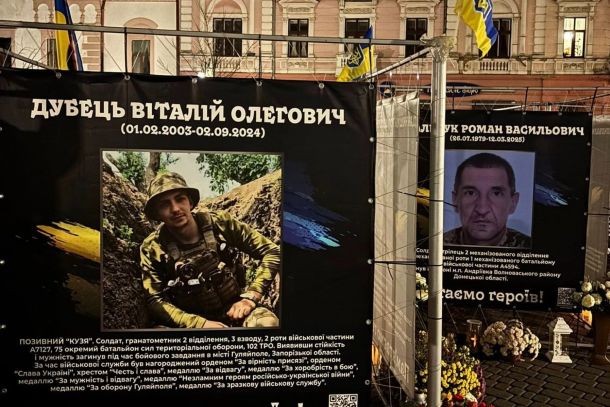 Меморіальні банери загиблих українських військових на Алеї героїв в Івано-Франківську вночі, листопад 2025