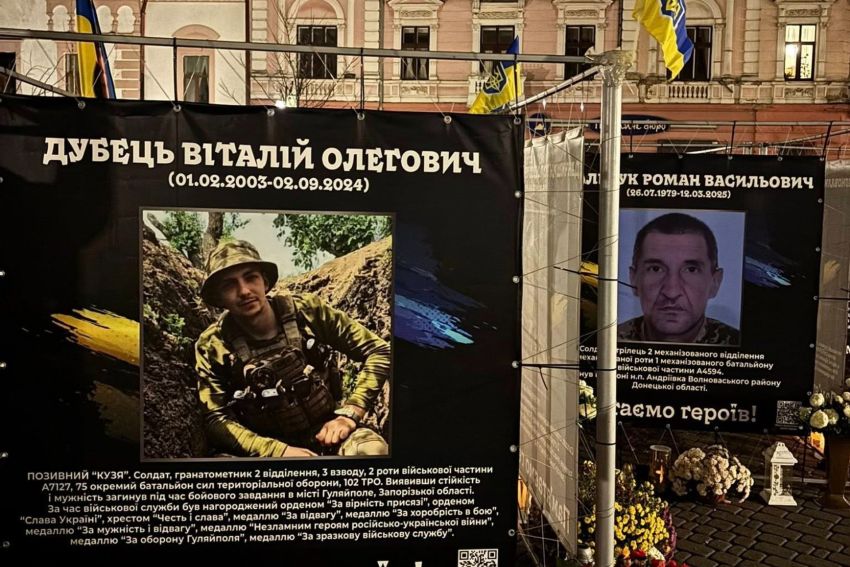 Меморіальні банери загиблих українських військових на Алеї героїв в Івано-Франківську вночі, листопад 2025